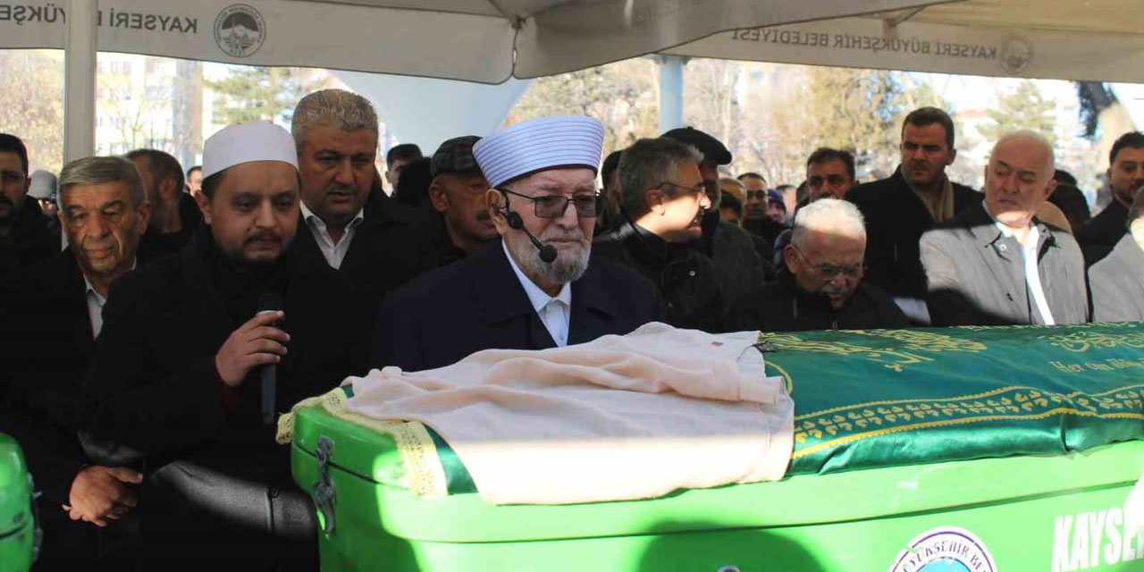Necmettin Nursaçan Hoca 67 yıllık eşinin cenaze namazını gözyaşlarıyla kıldırdı