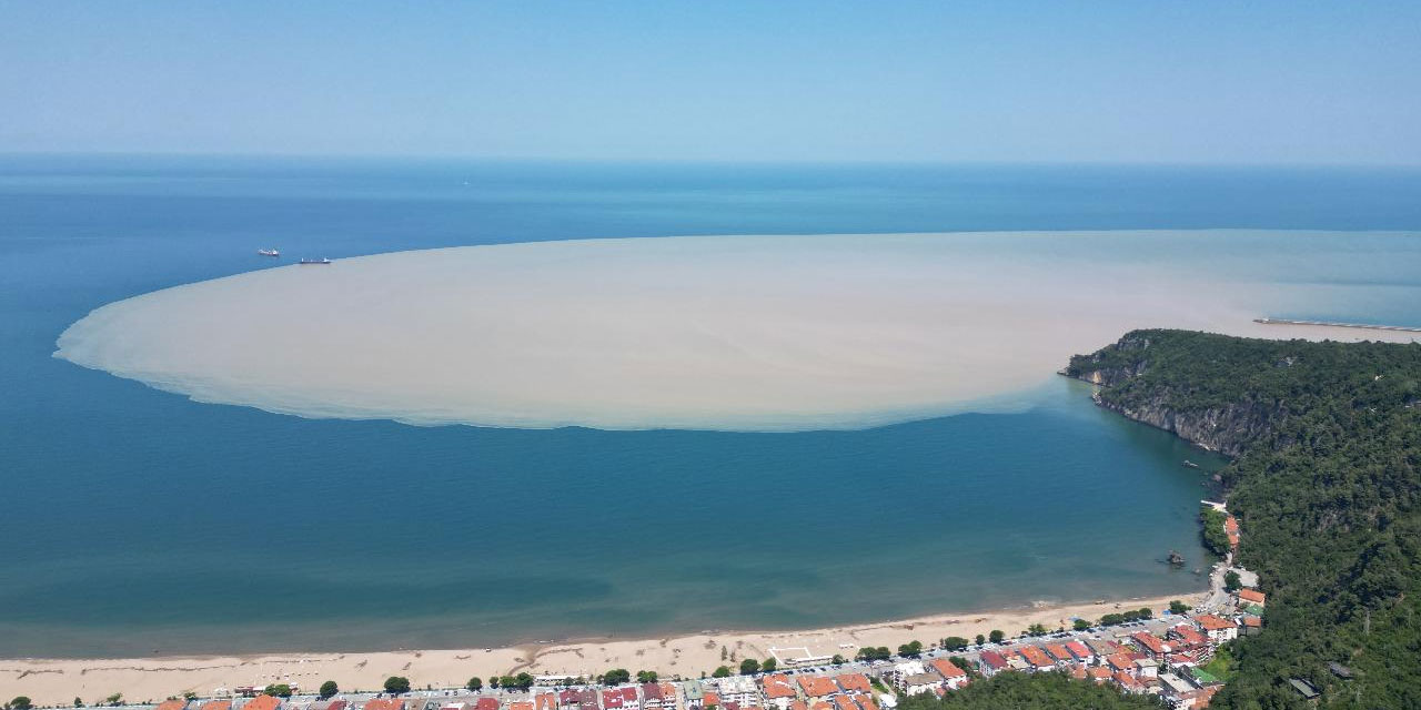 Bartın'da denizin rengi kahverengiye döndü