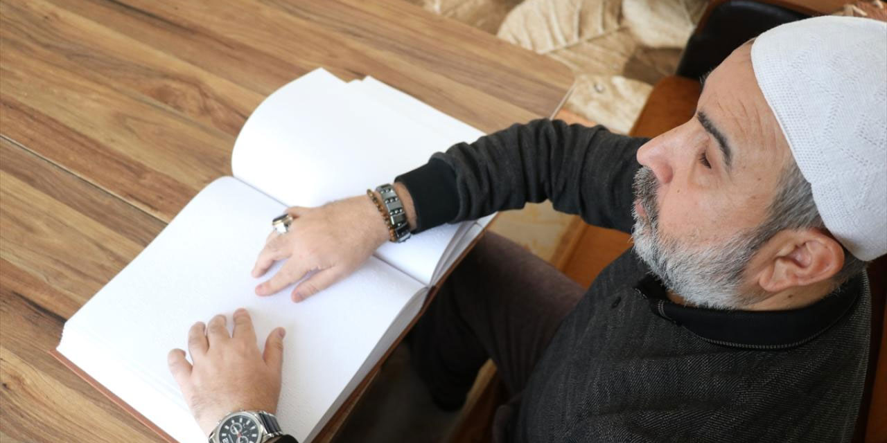 Kur'an-ı Kerim'i kasetten dinleyerek ve Braille alfabesiyle Hafız oldu