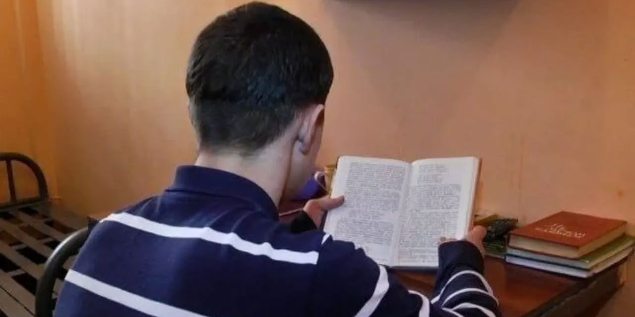 Özbekistan’da kitap okuyan mahkumlar daha erken tahliye edilecek