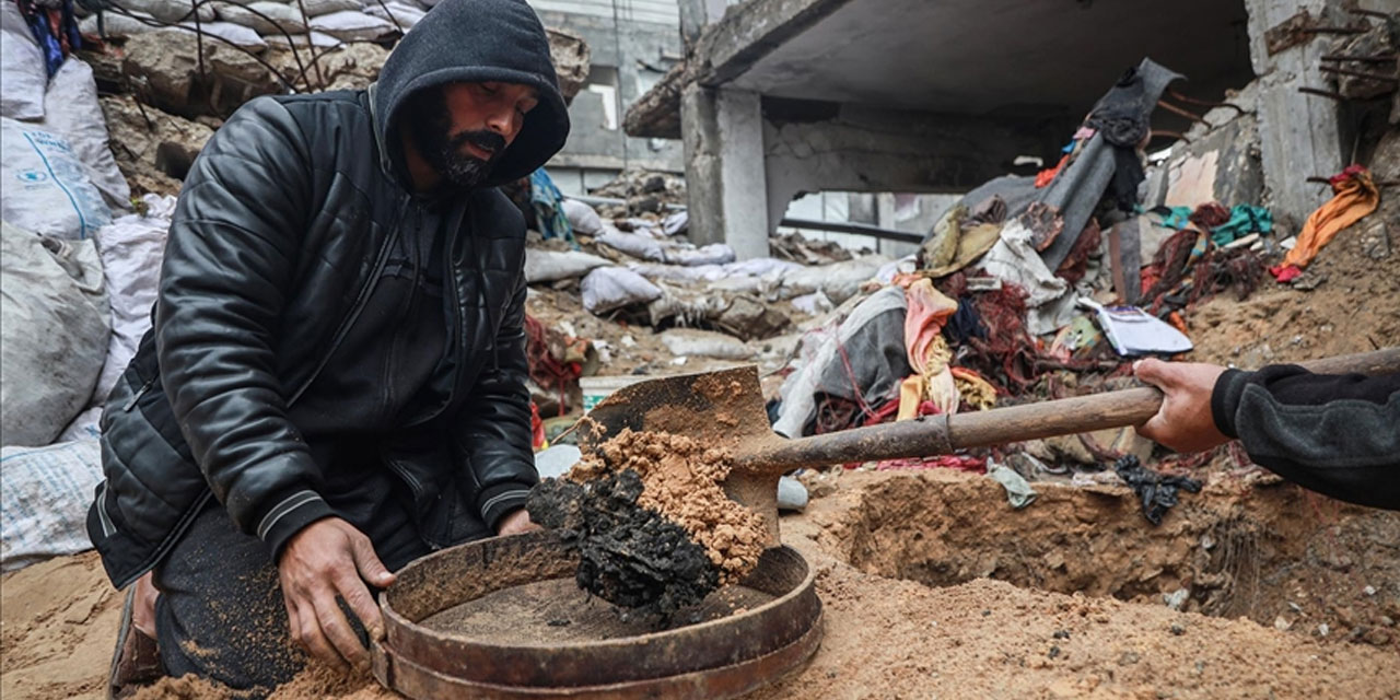 Gazzeli baba, israilin katlettiği ailesinin kemik parçalarını elekle arıyor