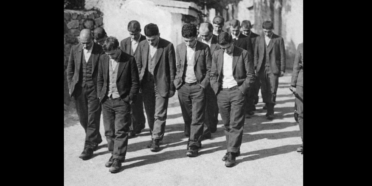 Bediüzzaman'dan talebelerine: Yürürken ayağınızın ucuna bakacaksınız!