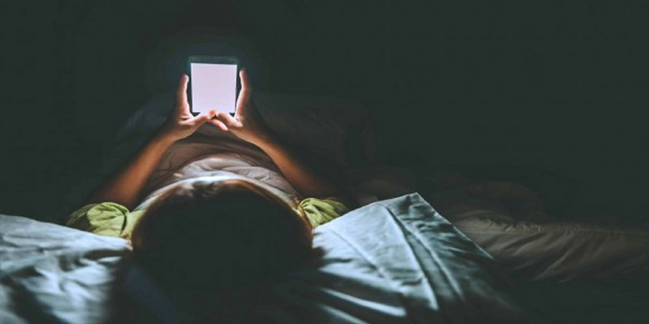 Karanlıkta telefona bakmak göz numarasını artırıyor