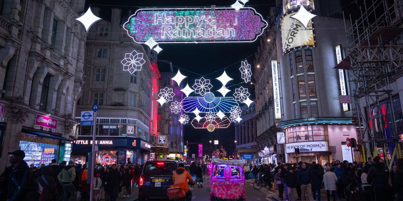 Londra'nın ünlü Coventry Caddesi, Ramazan için süslendi