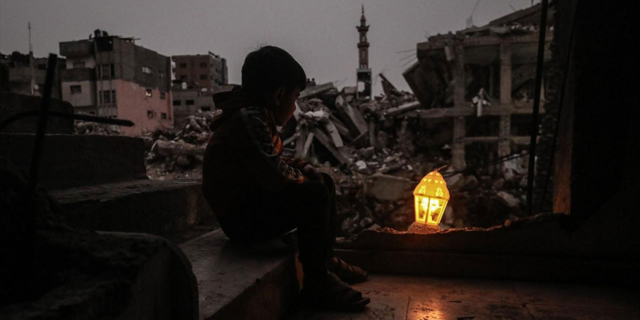 Gazze’de çocuklar Ramazan’ı enkazlar arasında karşılıyor