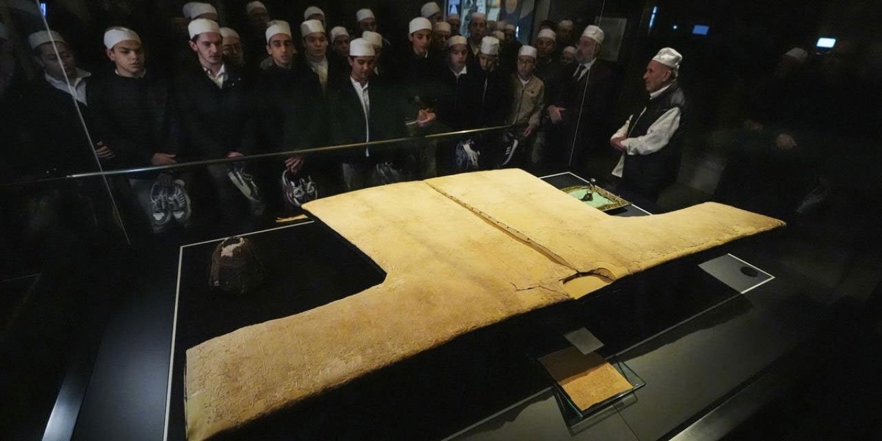 Hırka-i Şerif İstanbul'da ziyarete açıldı