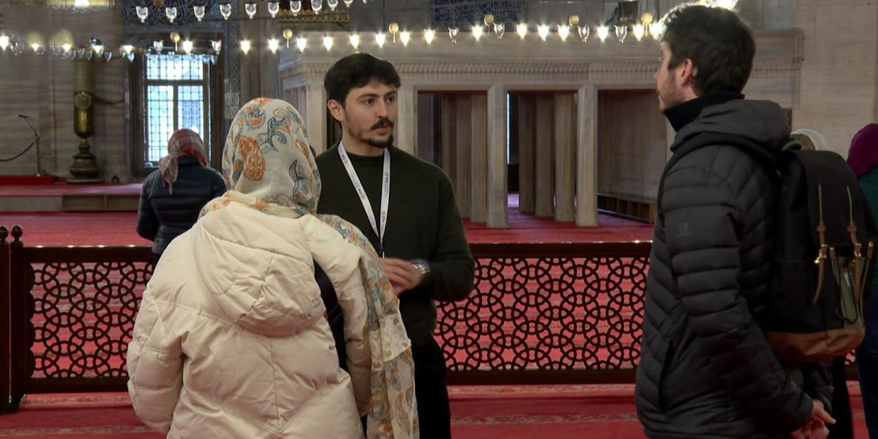 Camilerde turistlere İslam'ı anlatıyorlar