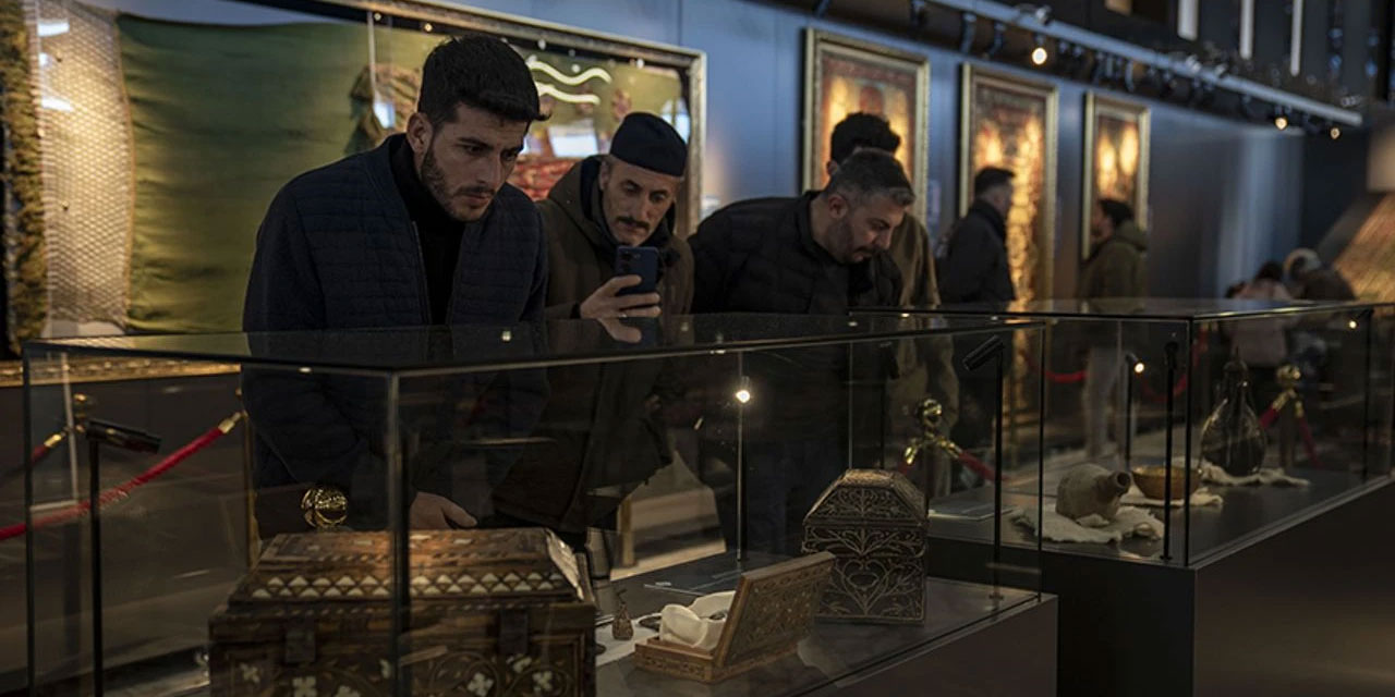 Erzurum'da Kutsal Emanetlere yoğun ilgi: Duygulandık