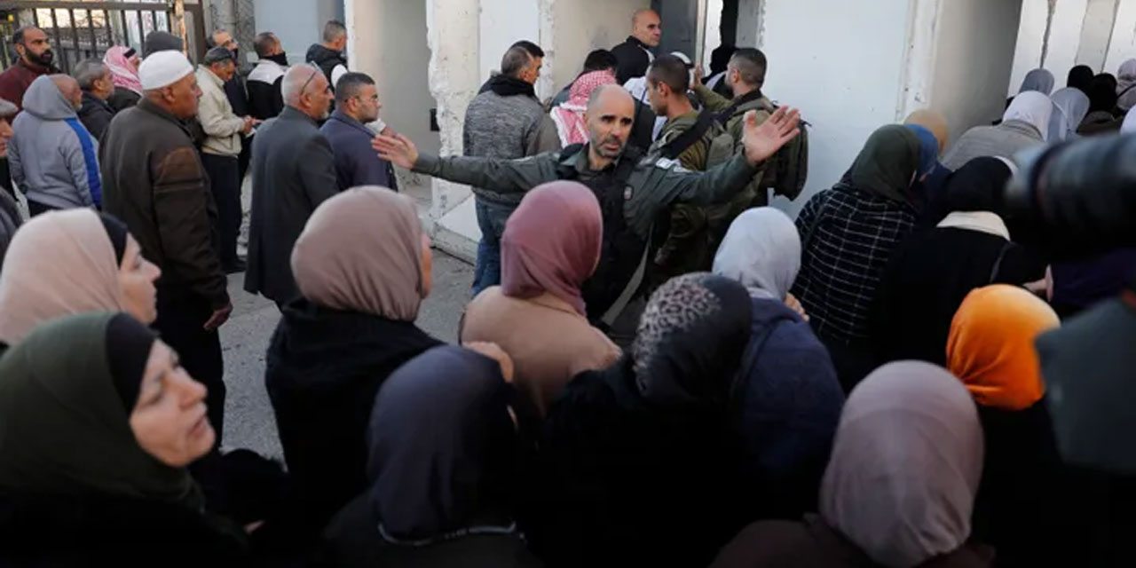 Lanet olası israil, Gazze'ye dönen oruçlu Filistinlileri saatlerce bekletiyor