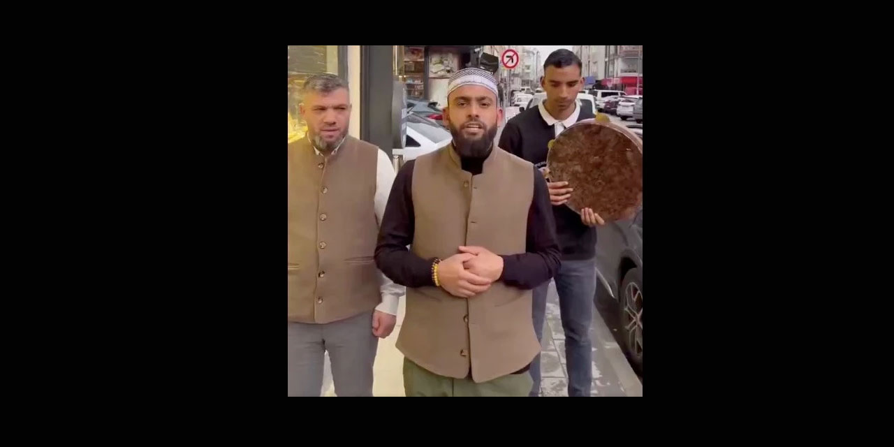 Alfabeyi değiştirerek yeni bir ulus 'yaratacaklarını' sandılar: Kabe’de hacılar Hû der Allah!
