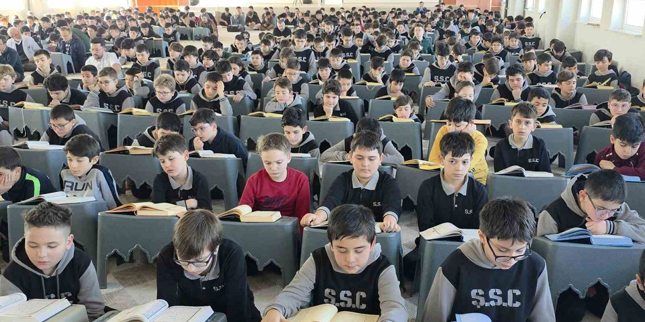 Kütahya’da yüzlerce öğrenci okuldaki mukabeleye katılıyor