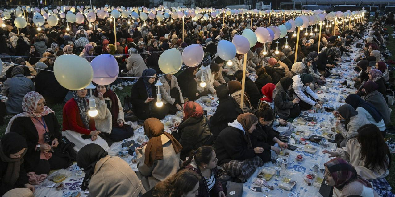Yıldız Teknik Üniversitesi'ndeki iftara binlerce öğrenci katıldı