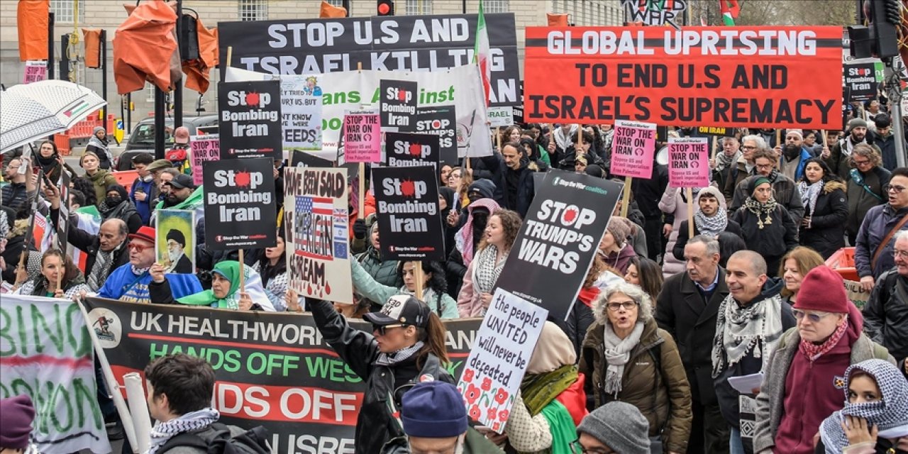 Savaş karşıtları, ABD'nin Londra Büyükelçiliğine yürüdü