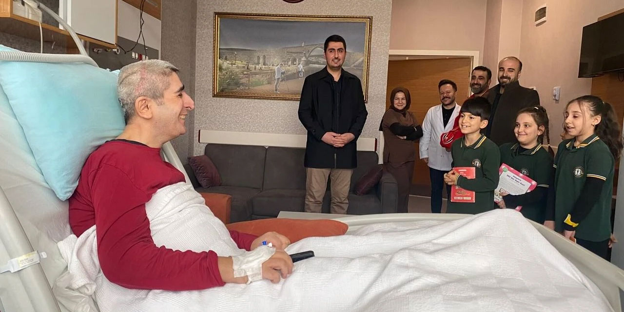 İlkokul öğrencileri hastanede hastalara kitap okuyor