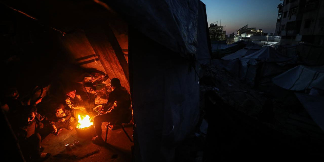 Filistinli aile iftarını, enkaz haline gelen evlerinin üzerinde yapıyor