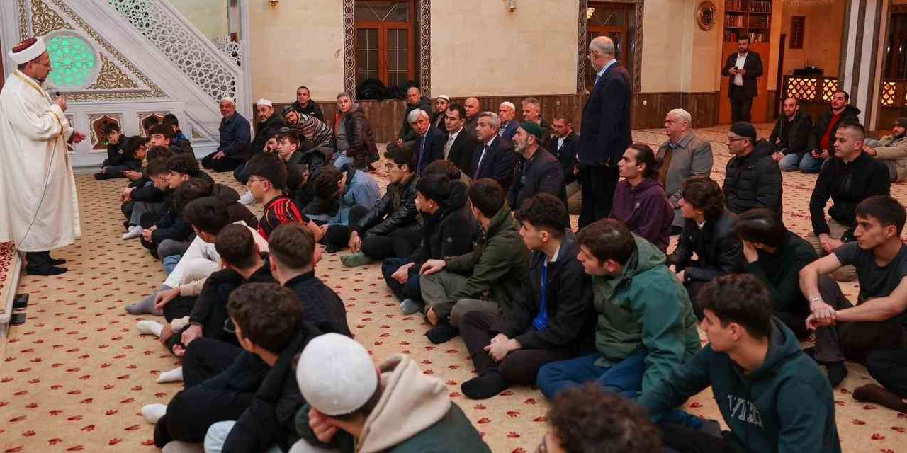 Rize’de öğrenciler cemaati az olan camilerde teravih namazında buluşuyor