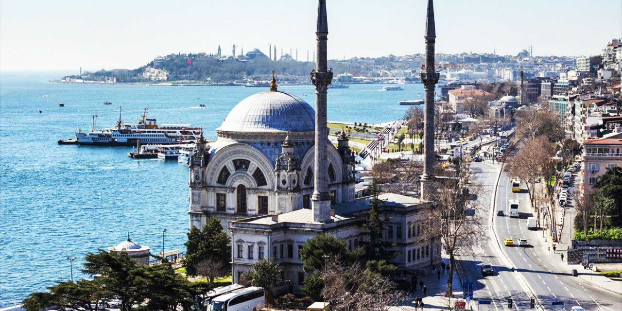 İstanbul'un Selatin Camileri: Boğaz silueti ile bütünleşen Dolmabahçe Camisi