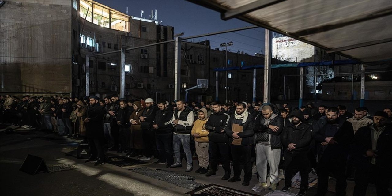 israilin Mescid-i Aksa'yı kapatmasının ardından Filistinliler Harem-i Şerif yakınlarında teravih kıldı