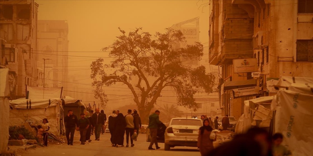 Gazze’de kum fırtınası etkili oldu
