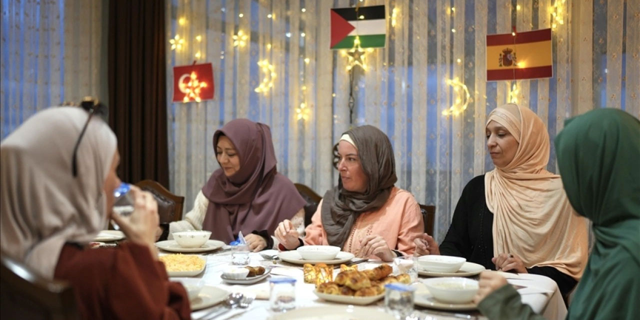 Müslüman olan kadınlar Türkiye'de iftar sofrasında buluştu: Allah'ı uzun süre aradım