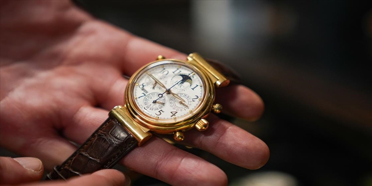 Doktor, hassas ameliyatlara saat tamir ederek hazırlanıyor