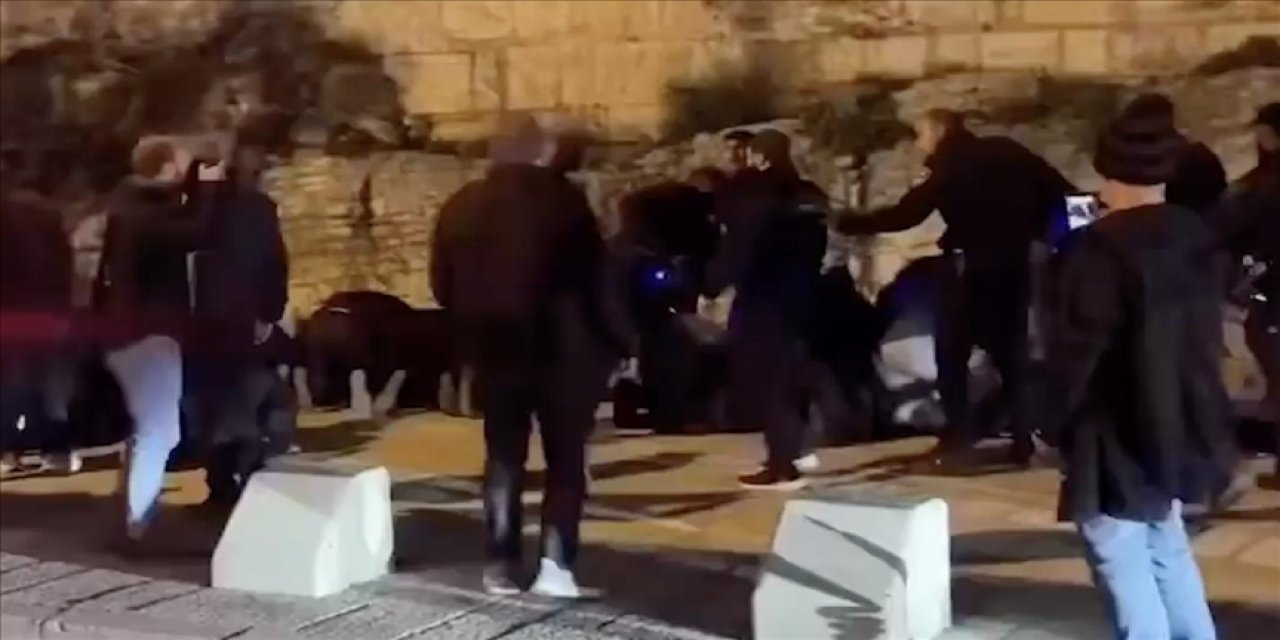 Allah'ın laneti israil üzerine olsun: Teravih kılan Filistinlilere saldırdılar