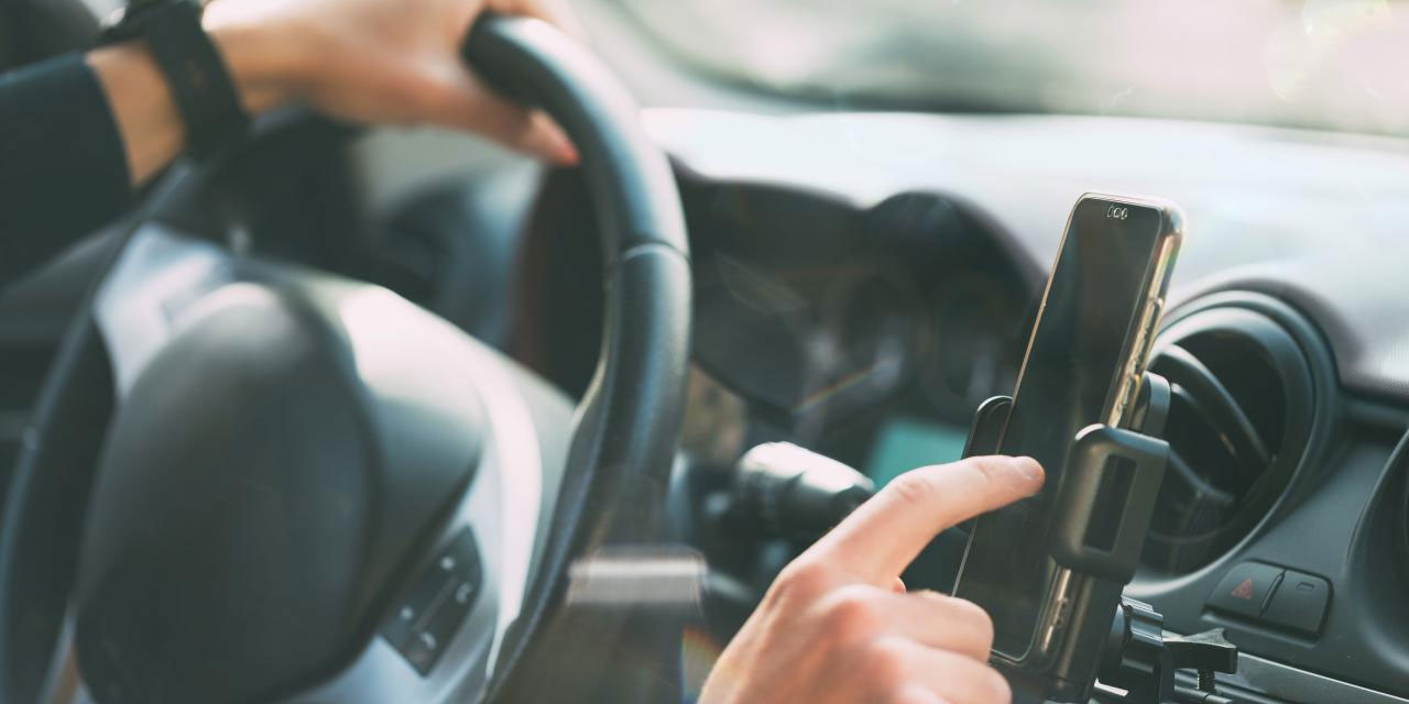 Arabada 'telefon tutucu ve koku da yasaklandı' mı?