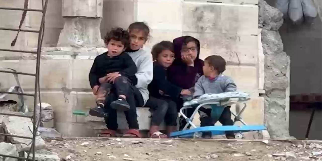 Yerinden edilen Filistinliler, israil harabeye çevirdiği camide yaşamya çalışıyor