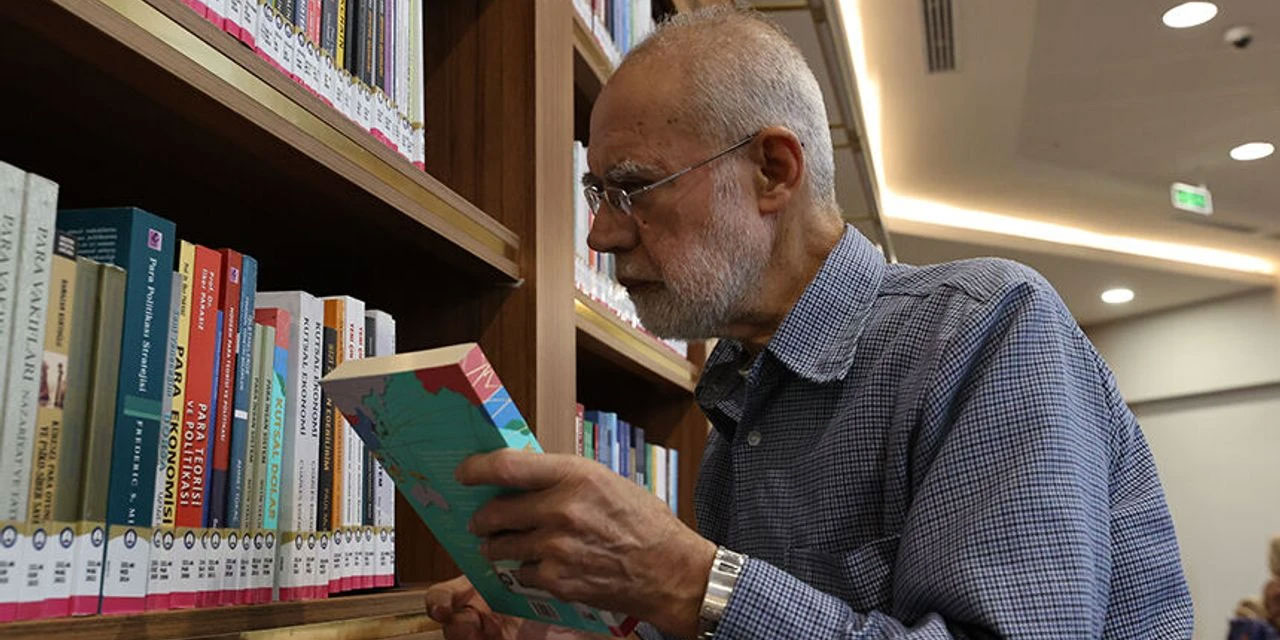 'Kitap kurdu' 76 yaşındaki emekli terzi gençlere örnek oluyor
