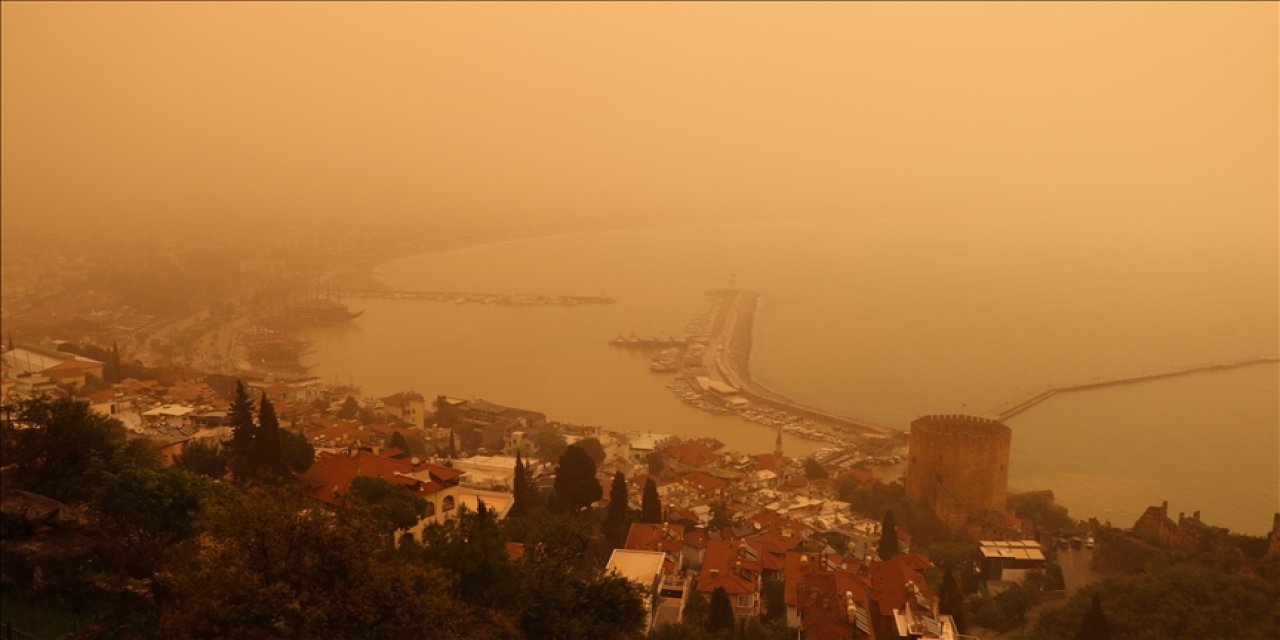 Afrika'dan gelen çöl tozu sonucu bazı iller turuncuya büründü