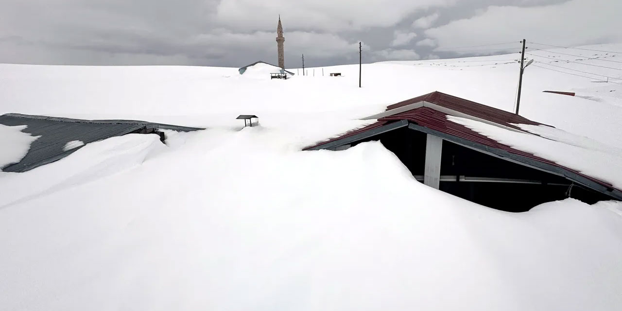 Nisan ayında evler karda kayboldu