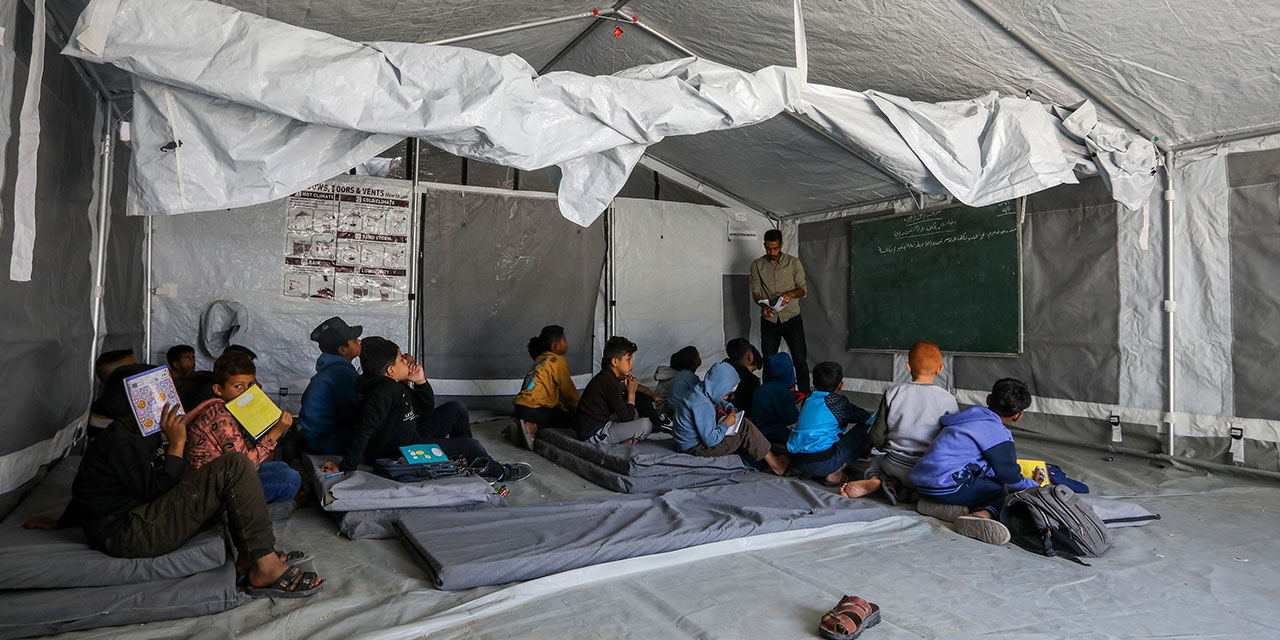 Gazzeli gönüllü öğretmenler, imkansızlıklara rağmen bir neslin kaybolmaması için uğraşıyor