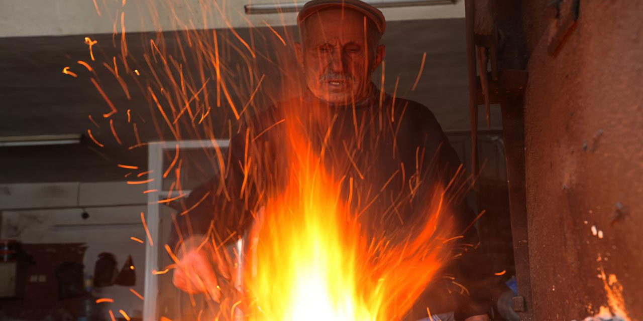 Maşallah: 94 yaşındaki İsmet amca, sabah namazından sonra demir dövmeye başlıyor