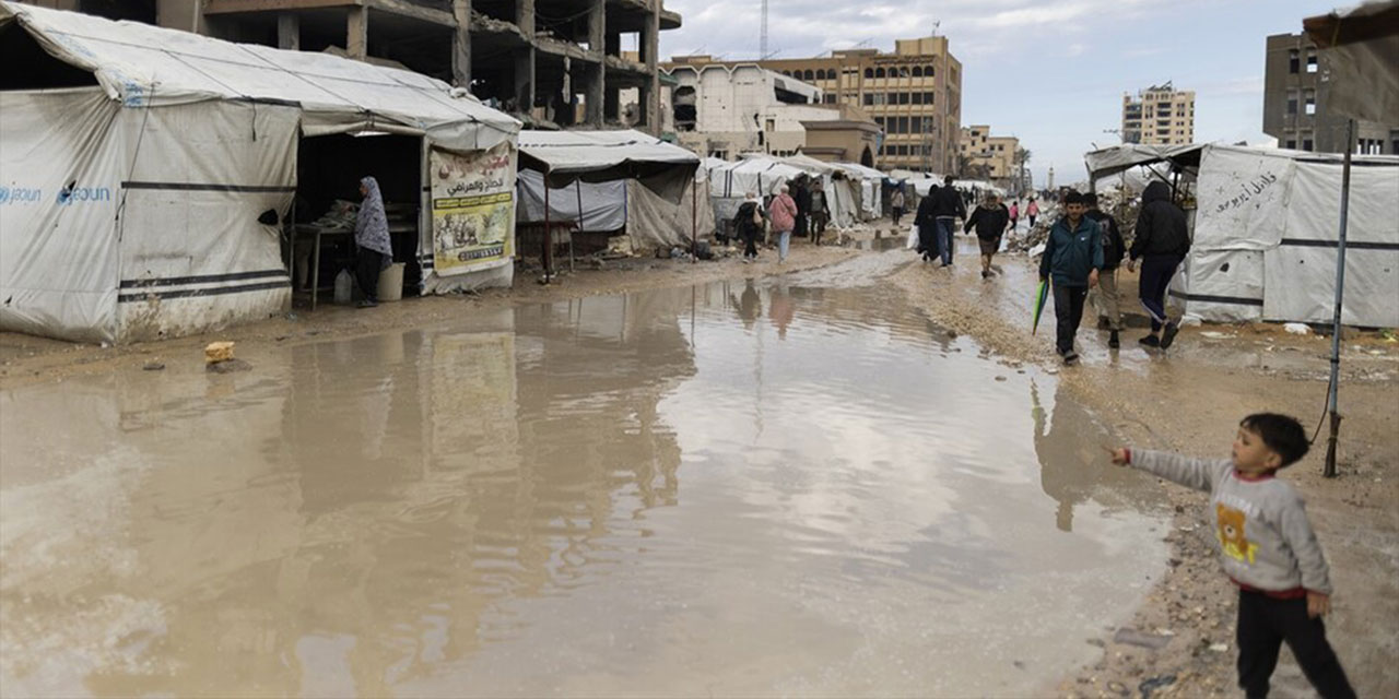 Gazze’de yerinden edilmiş 1,9 milyon kişinin çadırı su altında kaldı