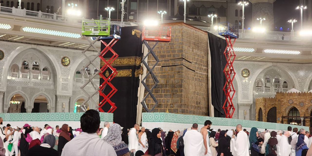 Kabe'nin örtüsü kaldırıldı, duvarları bakıma alındı