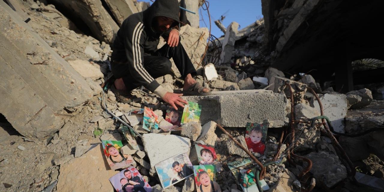 Gazzeli baba, yaklaşık üç yıldır enkaz altındaki çocuklarının izini arıyor