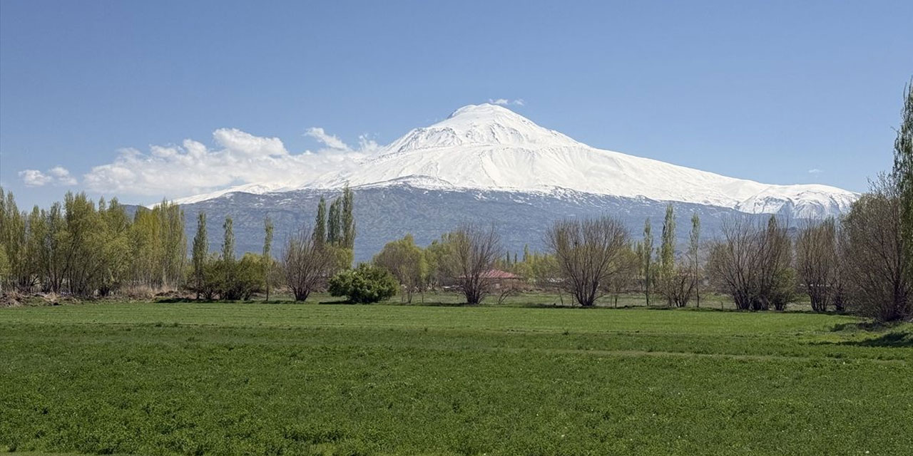 Ağrı Dağı yeniden beyaza büründü