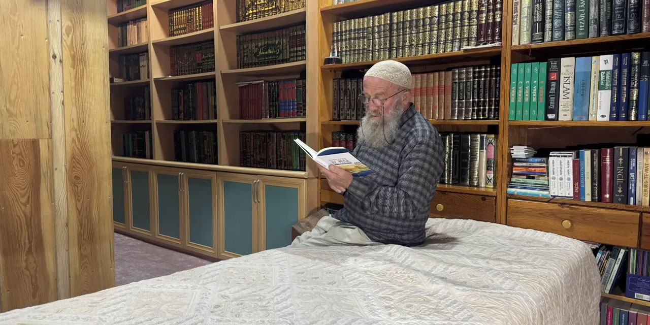 74 yaşındaki Maksut amca kitaplarının yanında yatıyor