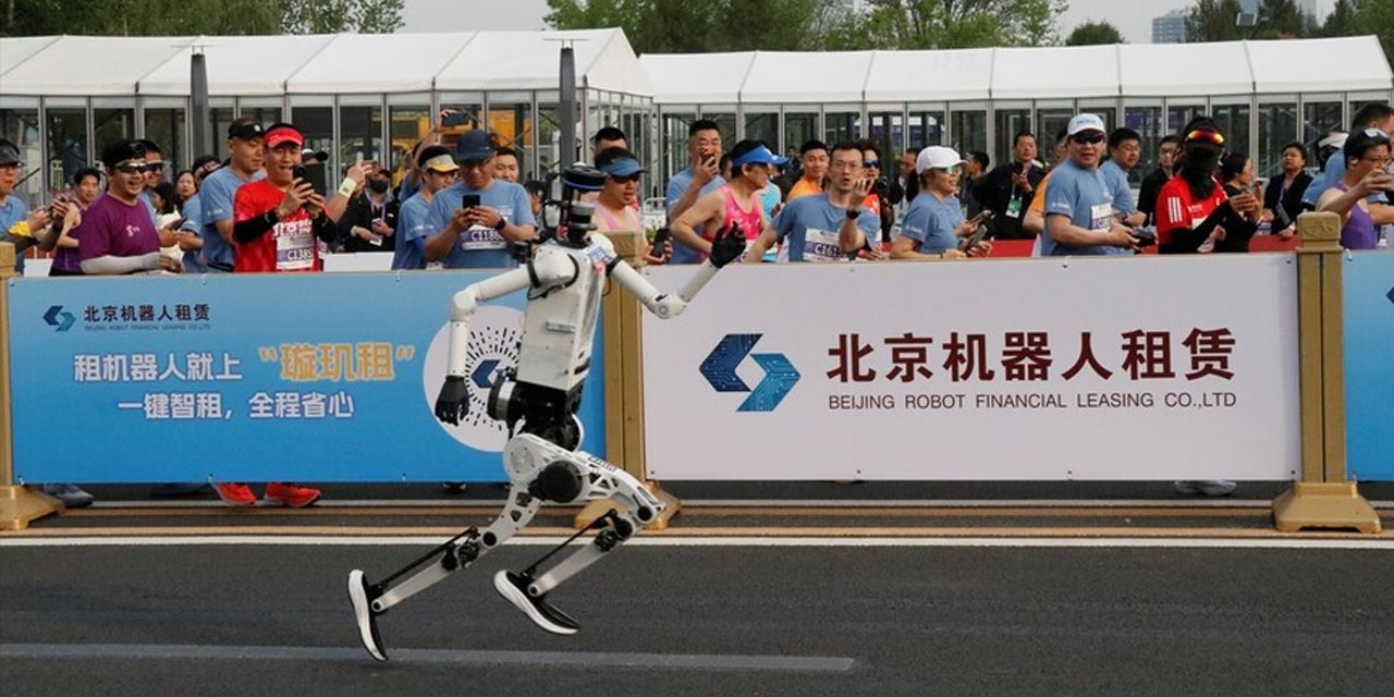 Çin'de insana benzetilen robotlar maraton koştu
