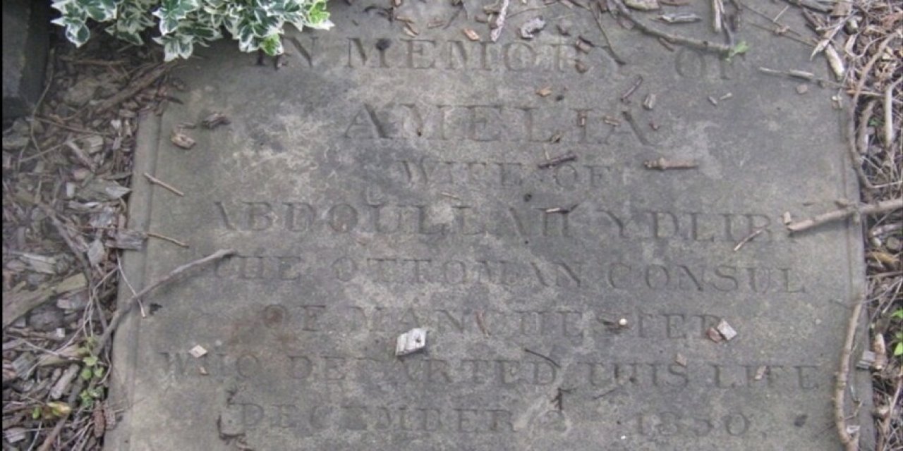 Manchester'da kilise bahçesinde bulunan Osmanlı mezarının hikayesi