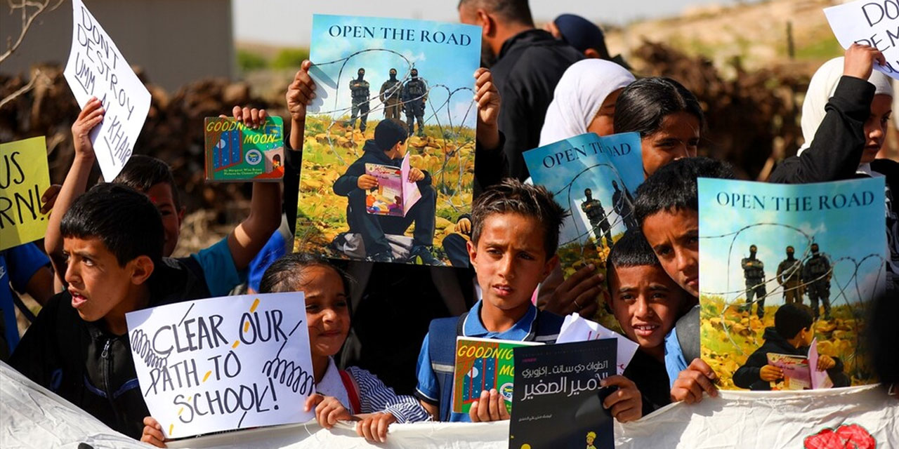 Batı Şeria'da öğrenciler, israillilerin kapattığı yol nedeniyle hâlâ okula gidemiyor
