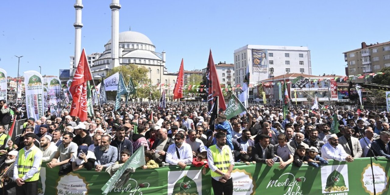 İstanbul'da Mevlid-i Nebi etkinliği üç dilde dualarla yapıldı