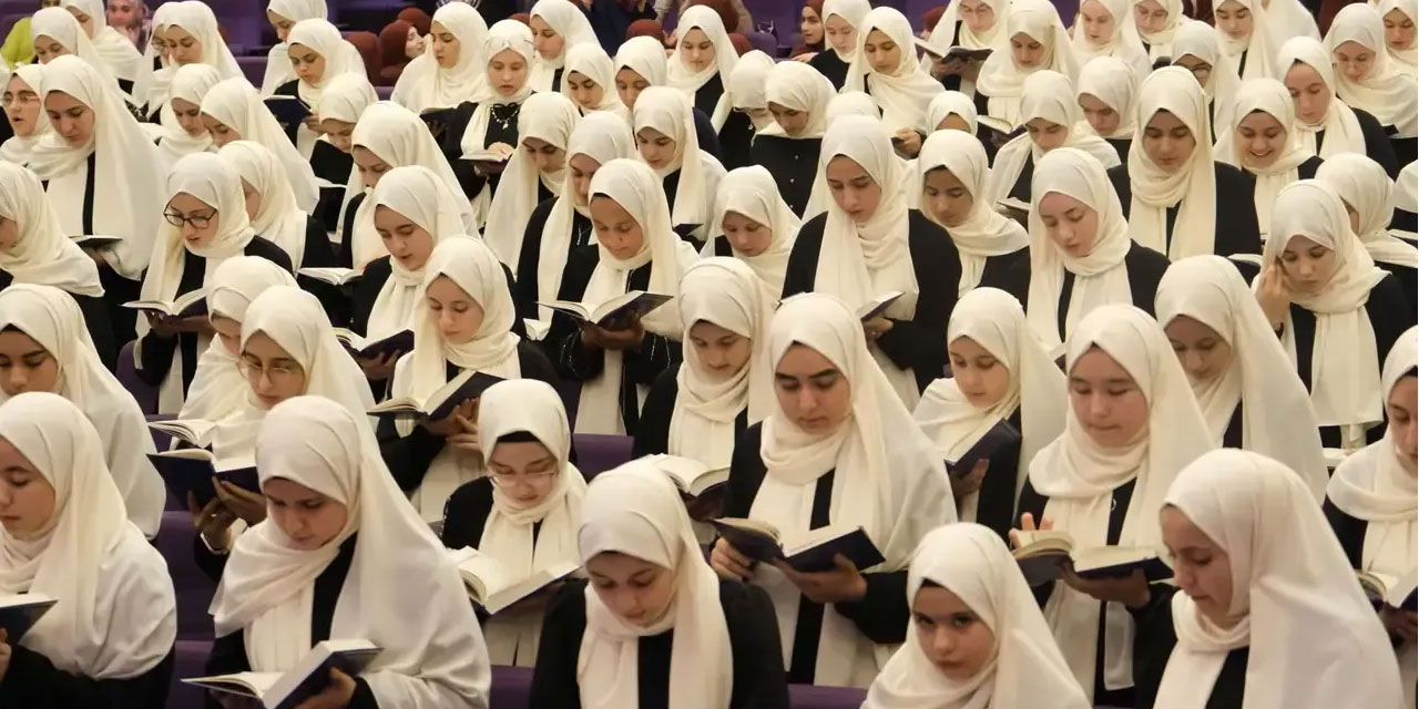 Adana’da bir ilk: 123 hafız 3 dakikada hatim indirdi