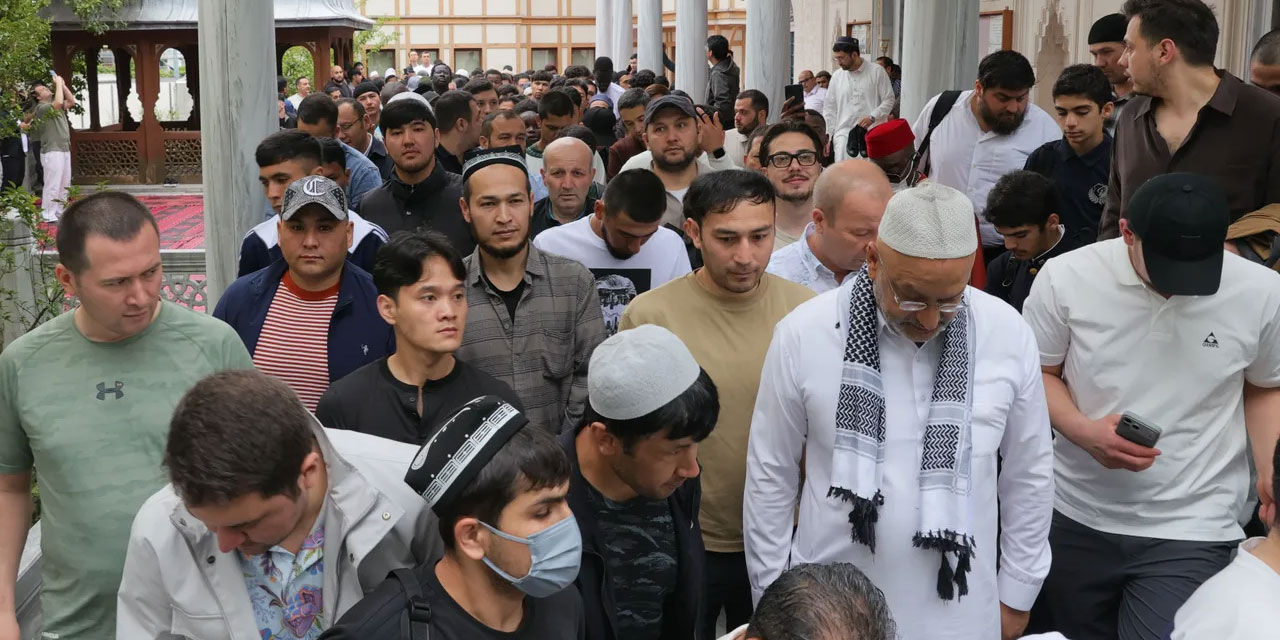 Japonya'da gelenek haline geldi: Bayram namazı 3 kez kılındı!