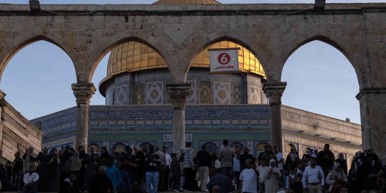 Müslümanlar Mescid-i Aksa’ya akın etti