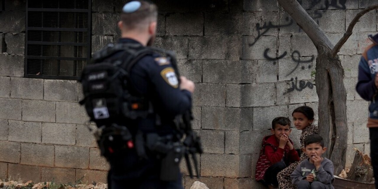 Filistin topraklarını gasbeden hırsız israilliler Nablus'ta dini mekanlara baskın düzenledi