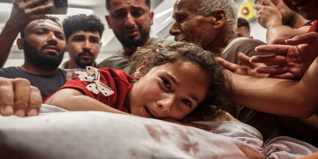 Filistinli 2 çocuğun, israilin öldürdüğü babasına ve kardeşlerine vedası yürek burktu
