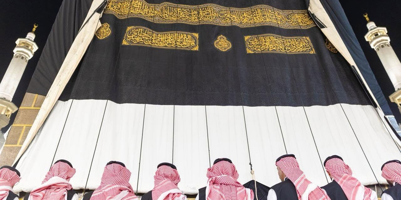 Kabe'nin örtüsü (Kisve-i Şerif) yenilendi