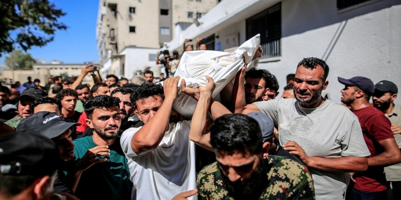 Katil israil, Gazze'de düğün davetiyesini dağıtmaya çıkan damat adayını öldürdü