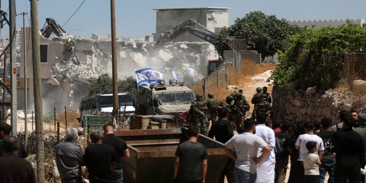 Hırsız israilliler Batı Şeria’da Filistinlilerin araç ve evlerine saldırdı